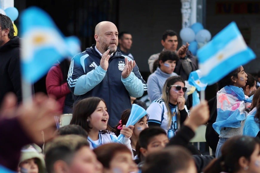 Más de 500 personas alentaron a la Selección en una Fan Fest escolar de barrio Los Troncos