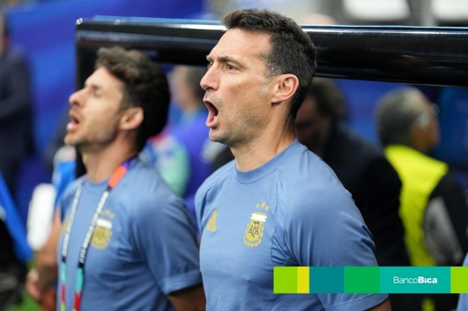 Scaloni entona el Himno Nacional a pura emoción. 