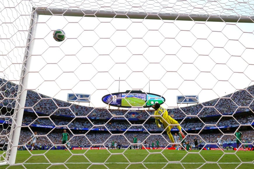 Soccer Football - FIFA World Cup 2026 - Group J - Argentina v Algeria - Kansas City Stadium, Kansas City, Missouri, U.S. - June 16, 2026
Argentina's Lionel Messi scores their first goal past Algeria's Luca Zidane REUTERS/Claudia Greco TPX IMAGES OF THE DAY