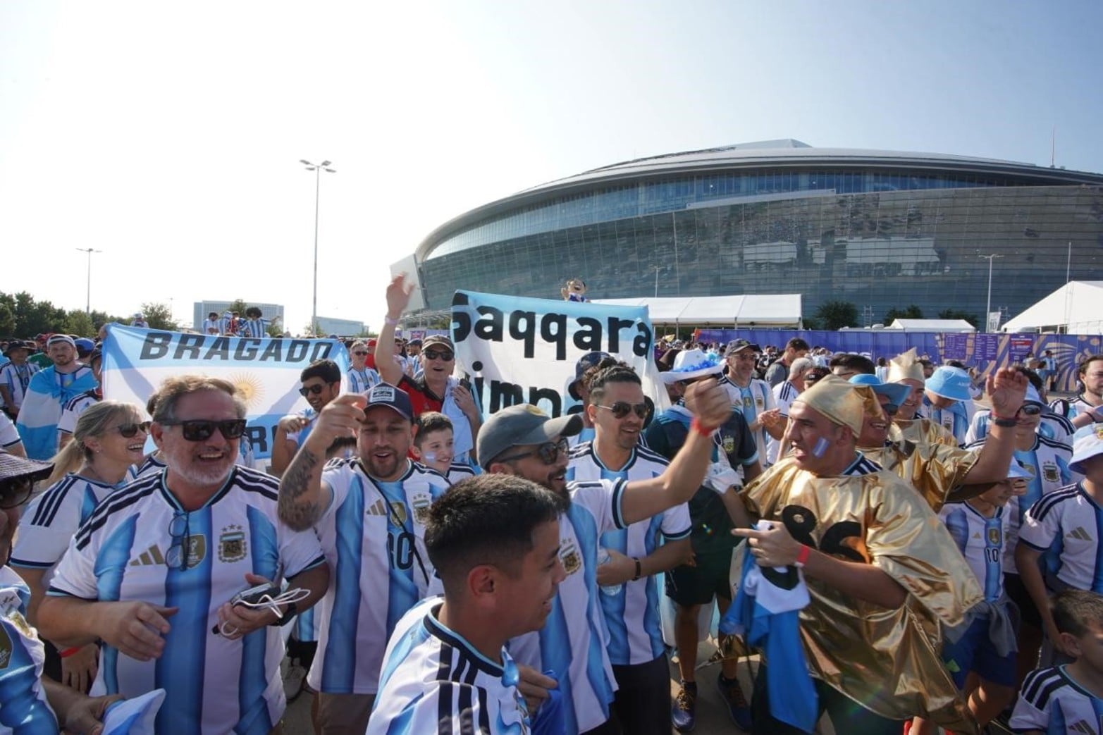 Los fanáticos argentinos en la previa del partido ante Austria. 
