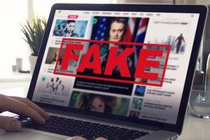 El concepto de noticia falsa (fake news) abarca múltiples aristas que van desde el error involuntario por falta de chequeo hasta la creación intencionada de falsedades con el objetivo político o comercial de operar la opinión pública.