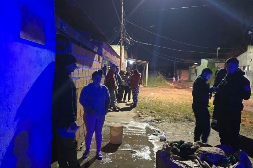 policías rescatan a un joven discapacitado de un incendio