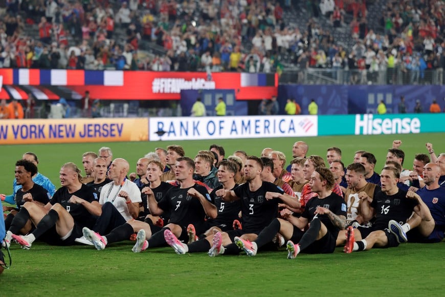 Soccer Football - FIFA World Cup 2026 - Group I - Norway v Senegal - New York/New Jersey Stadium, East Rutherford, New Jersey, U.S. - June 22, 2026
Norway team do the traditional rowing celebration with their fans after the match REUTERS/Jeenah Moon