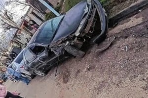 Dos hombres que viajaban a bordo del Fiat Siena sufrieron lesiones.