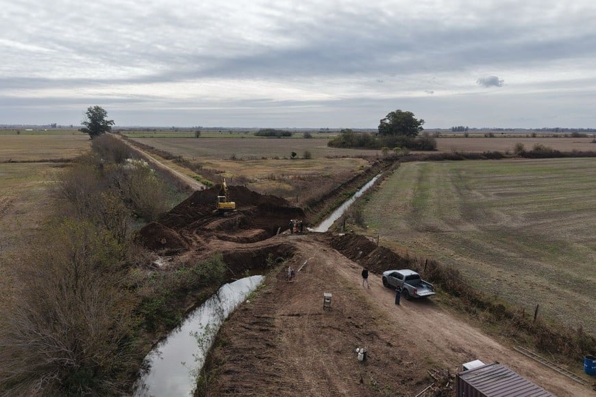 Avanza una obra clave sobre el Canal Larguía para optimizar el escurrimiento de aguas