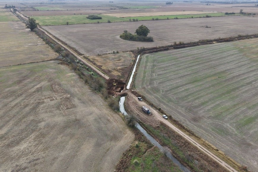 Avanza una obra clave sobre el Canal Larguía para optimizar el escurrimiento de aguas