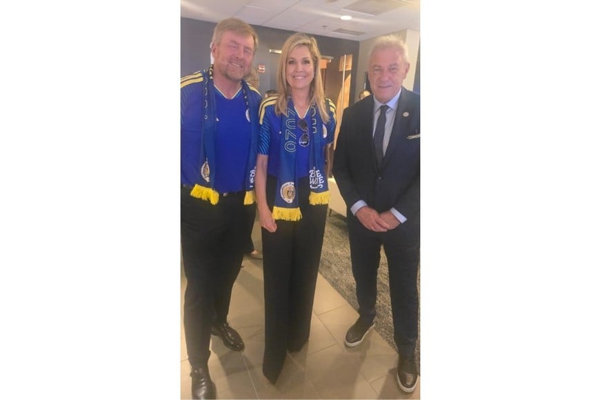 Guillermo, Máxima y Pumpido, en el saludo de los reyes a los directivos de la Conmebol.