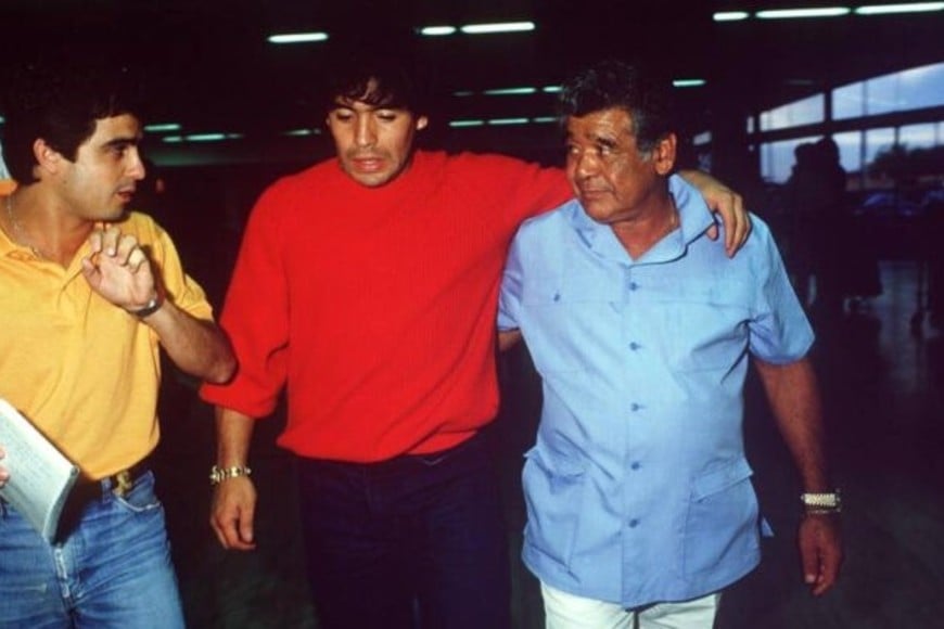 Un joven Arcucci con los Maradona, padre e hijo.