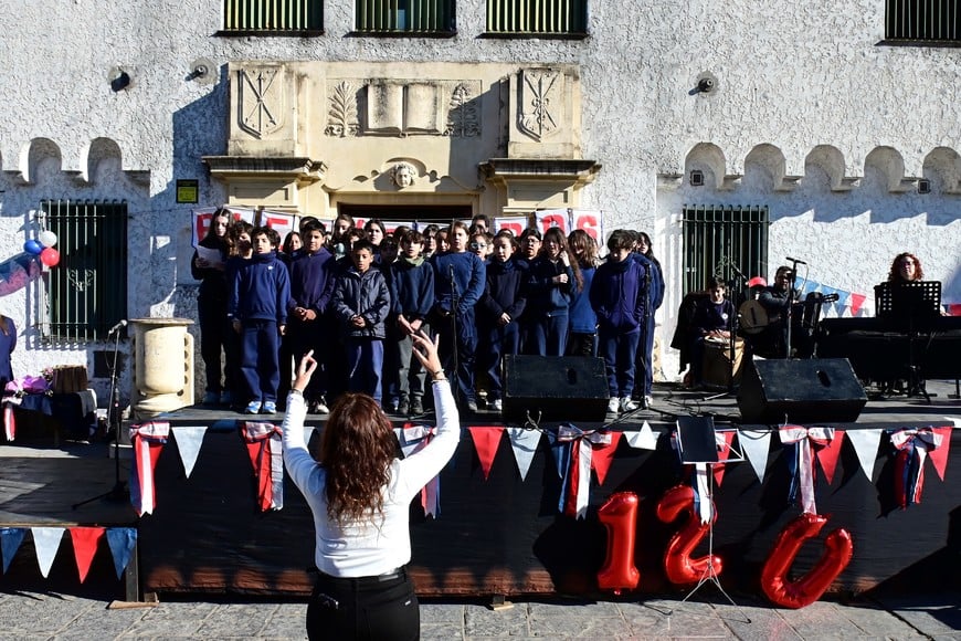 Tras rescatarse la partitura, la comunidad educativa volvió a cantar la Marcha Normalista. Foto: Flavio Raina