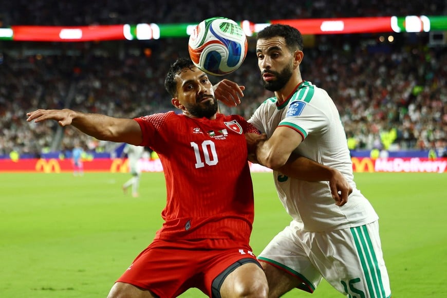 Soccer Football - FIFA World Cup 2026 - Group J - Jordan v Algeria - San Francisco Bay Area Stadium, Santa Clara, California, U.S. - June 22, 2026
Algeria's Rayan Ait Nouri in action with Jordan's Mousa Al Tamari REUTERS/Eloisa Lopez