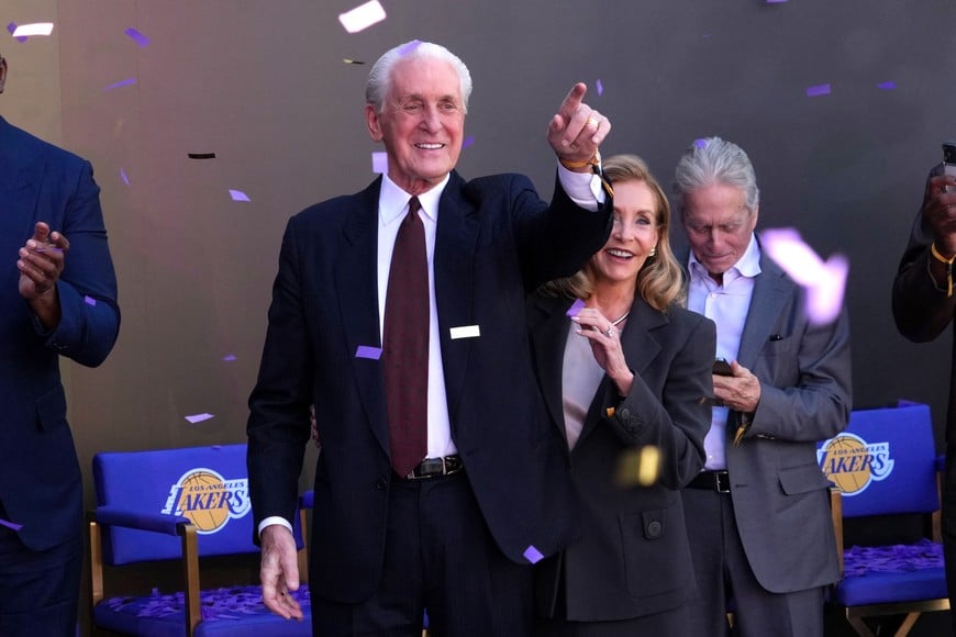 Feb 22, 2026; Los Angeles, CA, USA; Los Angeles Lakers former coach Pat Riley and wife Chris Rodstrom watch as statue of Riley is unveiled at the Crypto.com Arena. Mandatory Credit: Kirby Lee-Imagn Images