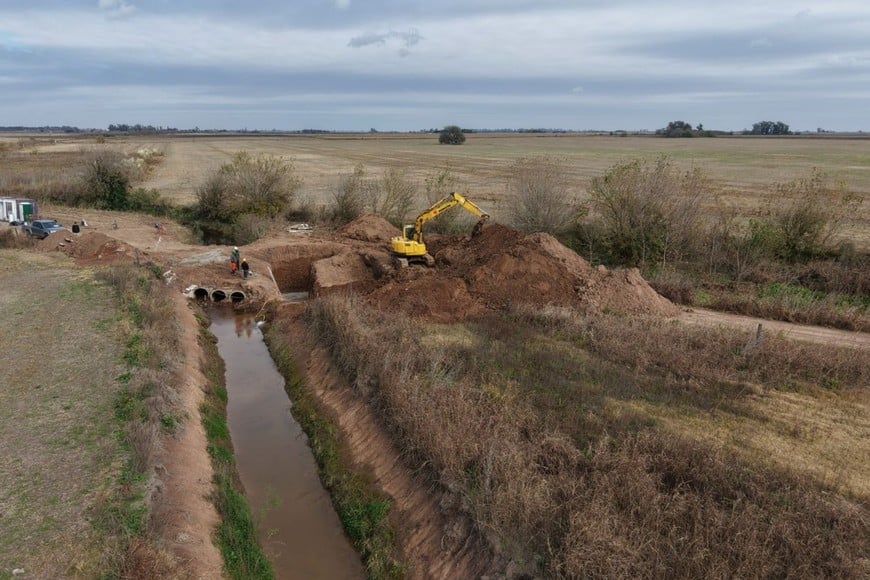 Avanza una obra clave sobre el Canal Larguía para optimizar el escurrimiento de aguas