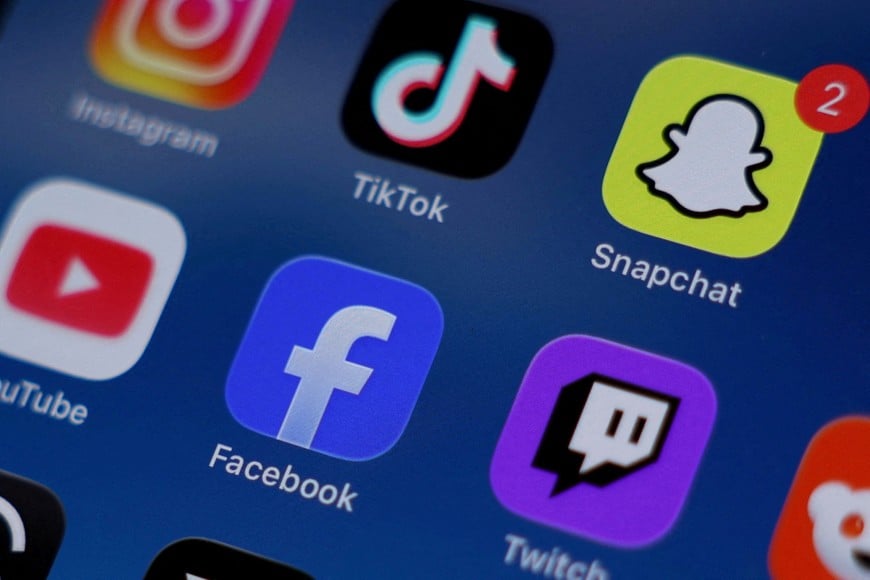 FILE PHOTO: Instagram, TikTok, Snapchat, YouTube, Facebook, Twitch and Reddit applications are displayed on a mobile phone in this picture illustration taken on December 9, 2025. REUTERS/Hollie Adams/Illustration/File Photo/File Photo