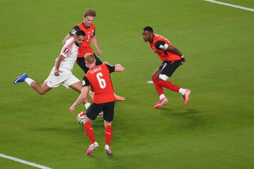 (260617) -- SAN FRANCISCO, 17 junio, 2026 (Xinhua) -- Imagen del 16 de junio de 2026 del jugador Ali Olwan (i), de Jordania, disparando el balón durante el partido del Grupo J de la fase de grupos de la Copa Mundial de la FIFA 2026 ante Austria, celebrado en el Estadio Bahía de San Francisco, en San Francisco, Estados Unidos. (Xinhua/Sun Yuxuan) (ra) (ce)