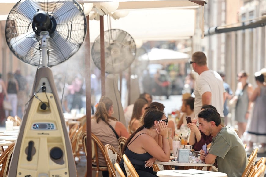(260622) -- ROMA, 22 junio, 2026 (Xinhua) -- Imagen del 21 de junio de 2026 de personas descansando en un restaurante en medio de una ola de calor, en Roma, Italia. (Xinhua/Li Jing) (rtg) (ah) (vf)