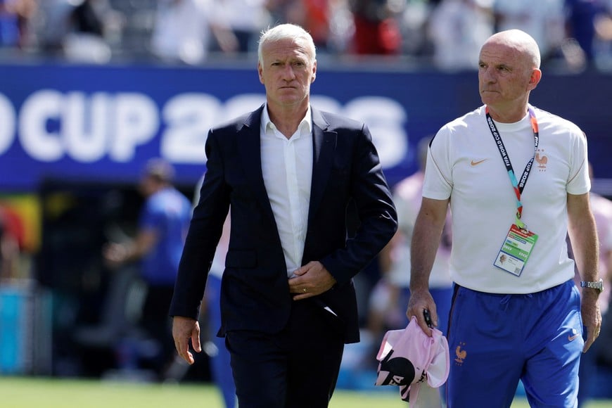 Soccer Football - FIFA World Cup 2026 - Group I - France v Senegal - New York/New Jersey Stadium, East Rutherford, New Jersey, U.S. - June 16, 2026
France coach Didier Deschamps and assistant coach Guy Stephan walk off for half time REUTERS/Jeenah Moon