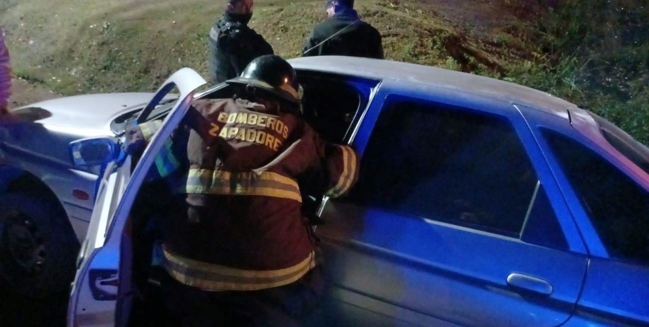 Rescataron a una mujer atrapada dentro de un automóvil caído en una zanja