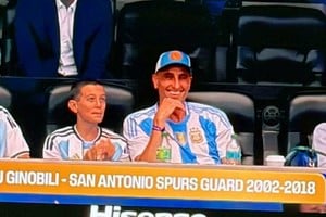 Manu junto a su familia en el estadio para ver a la Selección Argentina.