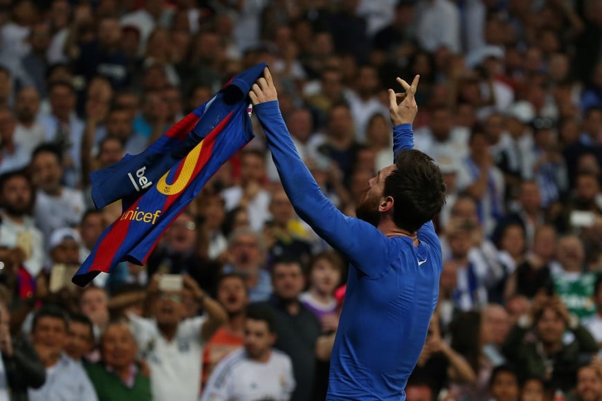 Football Soccer - Real Madrid v FC Barcelona - Spanish Liga Santander - Santiago Bernabeu, Madrid, Spain - 23/4/17 Barcelona's Lionel Messi celebrates scoring their third goal Reuters / Stringer Livepic españa lionel messi campeonato torneo liga española español futbol futbolistas partido real madrid barcelona