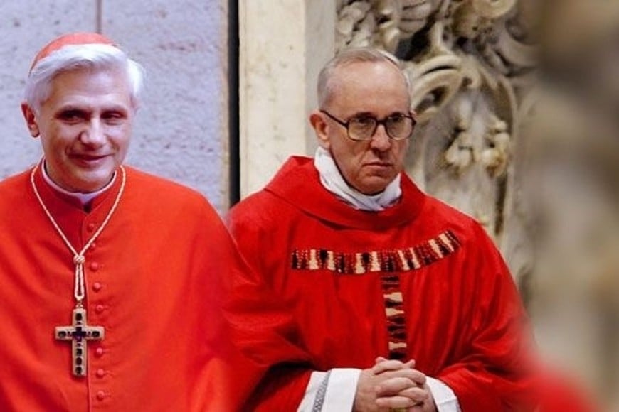 El alemán Joseph Ratzinger y el argentino Jorge Bergoglio compartieron como cardenales el cóclave de 2005, cuando el primero de ellos fue elegido sumo pontífice (Benedicto XVI). En 2013 el religioso teutón anunció su imprevista e histórica renuncia, recayendo su sucesión en el sudamericano, quien a partir de ese momento se convertirá en el papa Francisco.