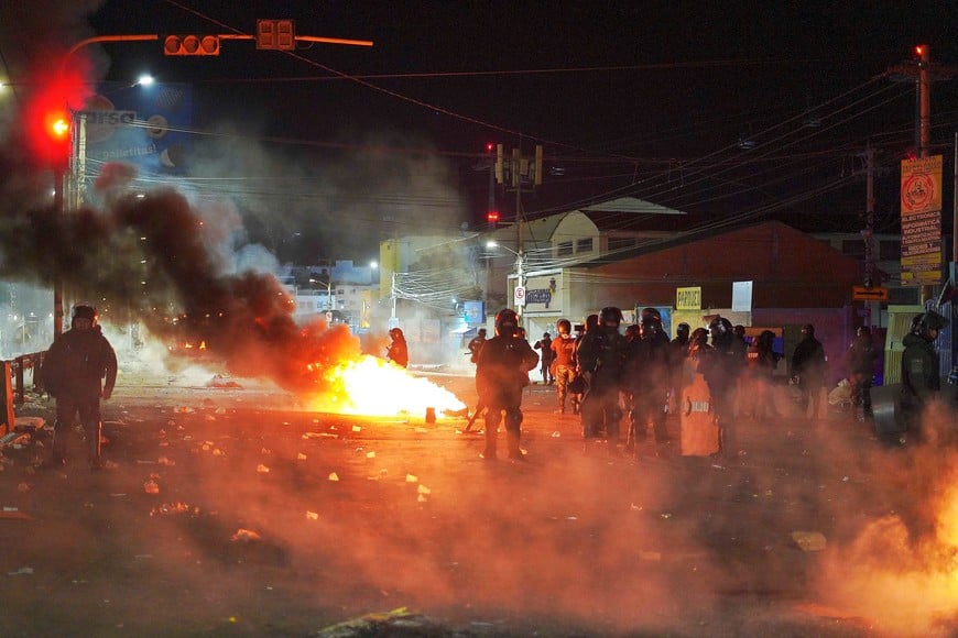 (260517) -- EL ALTO, 17 mayo, 2026 (Xinhua) -- Imagen del 16 de mayo de 2026 de policías participando en un enfrentamiento con manifestantes que exigen la renuncia del presidente boliviano, Rodrigo Paz Pereira, en la ciudad de El Alto, Bolivia. La tensión política volvió a escalar el sábado en Bolivia luego de que policías y militares desplegaran un operativo para despejar carreteras bloqueadas desde hace dos semanas por organizaciones afines al expresidente Evo Morales. (Xinhua/Javier Mamani) (jm) (rtg) (ah)