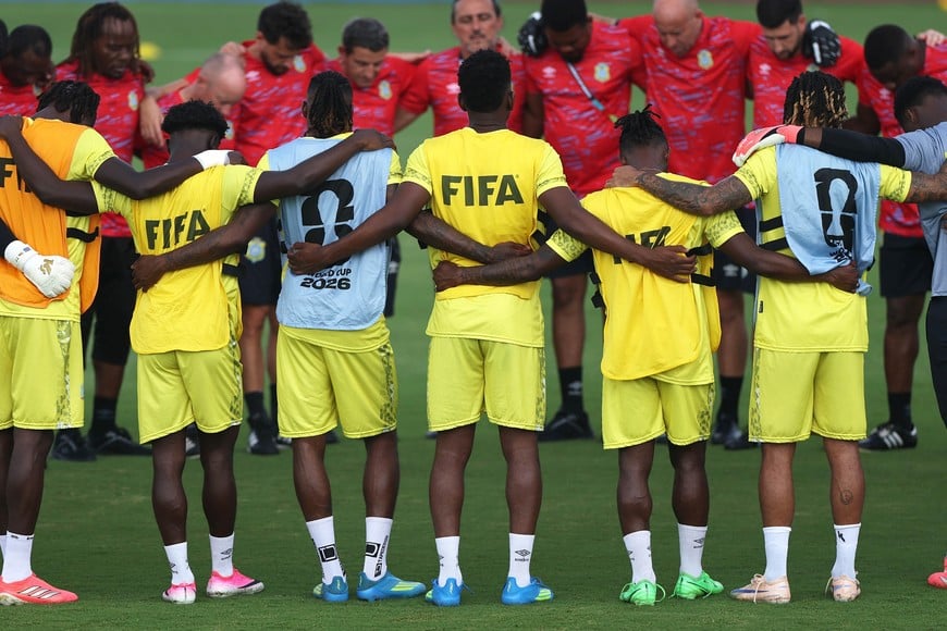 (260623) -- HOUSTON, 23 junio, 2026 (Xinhua) -- Imagen del 22 de junio de 2026 de jugadores de la República Democrática del Congo asistiendo a una sesión de entrenamiento en la Copa Mundial de la FIFA 2026, en Houston, Estados Unidos. (Xinhua/Li Ming) (jg) (ra) (ce)