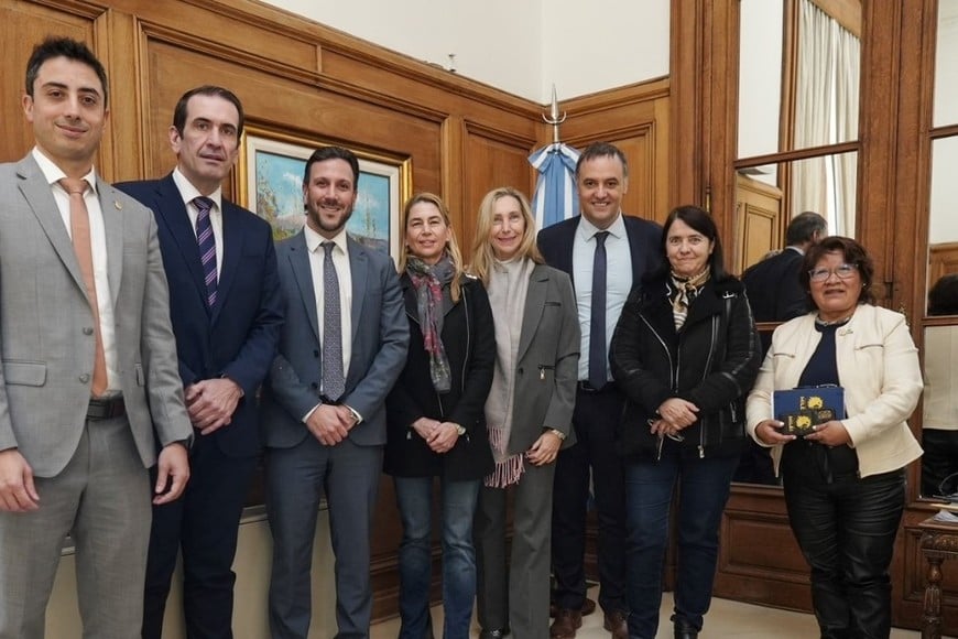 Karina Milei y Manuel Adorni este martes junto a senadores de LLA.