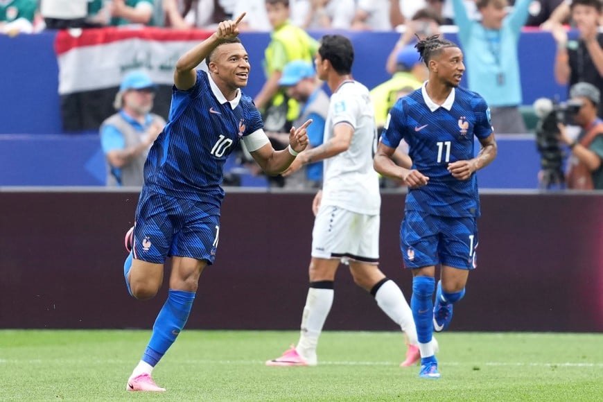 (260622) -- FILADELFIA, 22 junio, 2026 (Xinhua) -- El jugador Kylian Mbappé (i), de Francia, festeja su anotación durante el partido del Grupo I de la fase de grupos de la Copa Mundial de la FIFA 2026 ante Irak, celebrado en el Estadio Filadelfia, en Filadelfia, Estados Unidos, el 22 de junio de 2026. (Xinhua/Lui Siu Wai) (ah) (vf)
