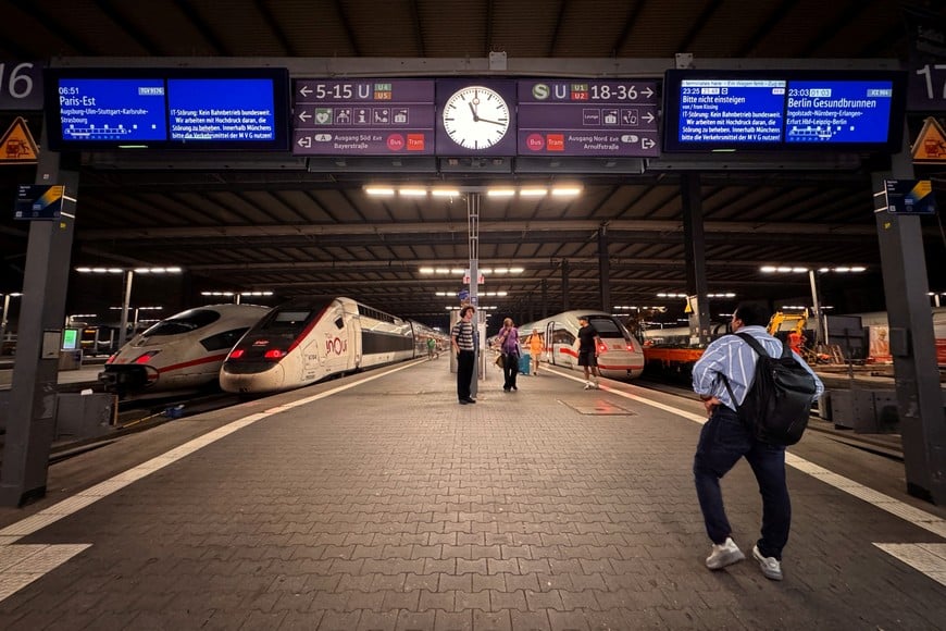 Information screens advise passengers not to enter trains at platforms of the main train station in Munich, Germany, June 23, 2026, following a nationwide train radio outage of the German rail operator Deutsche Bahn. Information reads "Please do not board—IT outage—no train service nationwide. We are working with high pressure to resolve the issue". REUTERS/Christine Uyanik
