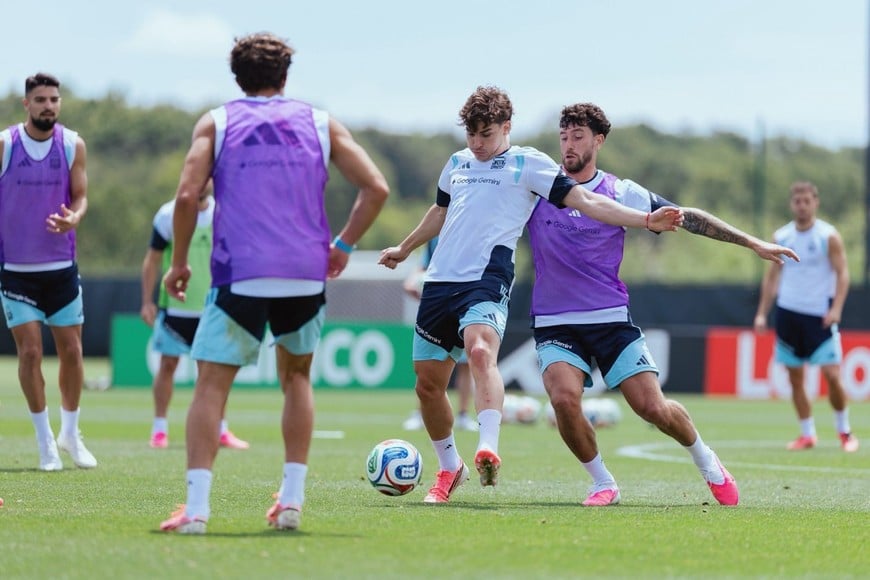 Julián y Senesi, 2 que serían titulares el sábado en Dallas. Foto: @Argentina.