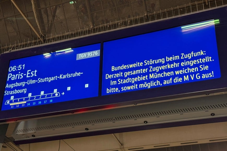 An display informs passengers that German rail operator Deutsche Bahn had cancelled trains in Germany following a nationwide train radio outage, at the main train station in Munich, Germany, June 23, 2026. Information reads "nationwide train radio outage: all train service is currently suspended. In the Munich metropolitan area, please use MVG public transportation whenever possible!". REUTERS/Christine Uyanik