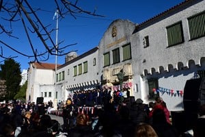 La noticia de la futura inversión fue recibida con entusiasmo por directivos, docentes, ex autoridades y alumnos que participaron del acto-aniversario. Foto: Flavio Raina