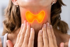 El hipotiroidismo se produce cuando la glándula tiroides no genera suficientes hormonas para regular el metabolismo