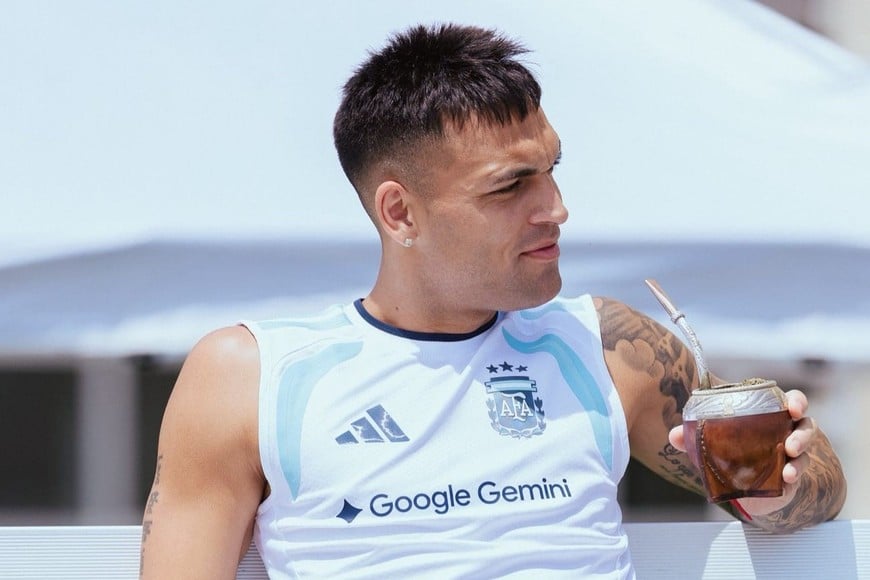 Lautaro, mate en mano, en la práctica de este martes. Foto: @Argentina.