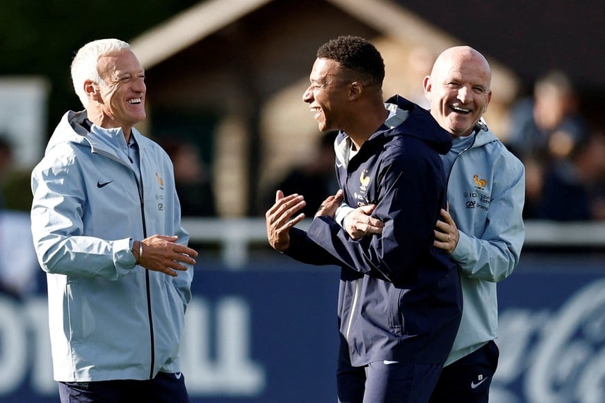 FILE PHOTO: Soccer Football - World Cup - UEFA Qualifiers - France Training - INF Clairefontaine, Clairefontaine-en-Yvelines, France - September 1, 2025
France's Kylian Mbappe reacts with coach Didier Deschamps and assistant coach Guy Stephan during training REUTERS/Benoit Tessier/File Photo