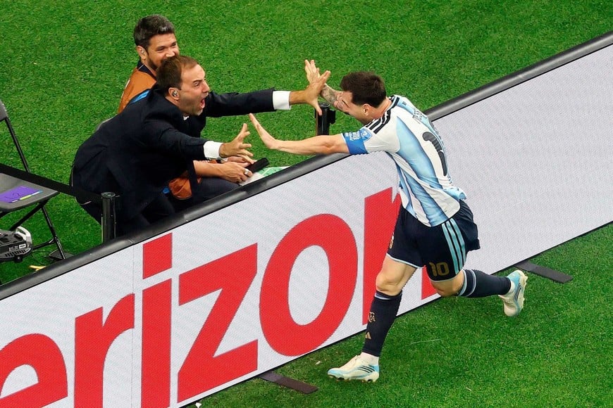 Festejo de Messi con un periodista argentino en pleno partido.