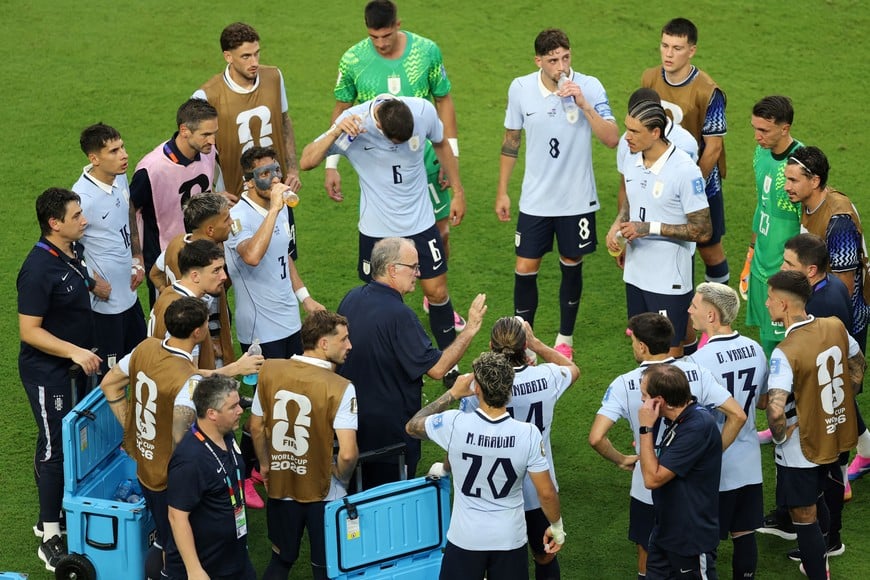 Soccer Football - FIFA World Cup 2026 - Group H - Uruguay v Cape Verde - Miami Stadium, Miami Gardens, Florida, U.S. - June 21, 2026
Uruguay coach Marcelo Bielsa gives instructions to his players during a hydration break REUTERS/Paul Childs