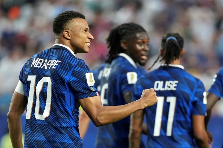 (260622) -- FILADELFIA, 22 junio, 2026 (Xinhua) -- El jugador Kylian Mbappé (i), de Francia, festeja su anotación durante el partido del Grupo I de la fase de grupos de la Copa Mundial de la FIFA 2026 ante Irak, celebrado en el Estadio Filadelfia, en Filadelfia, Estados Unidos, el 22 de junio de 2026. (Xinhua/Lui Siu Wai) (ah) (vf)
