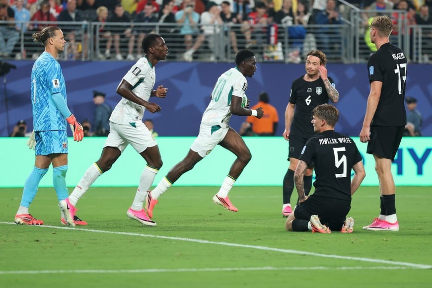 (260622) -- NUEVA YORK, 22 junio, 2026 (Xinhua) -- El jugador Ismaila Sarr (3-i), de Senegal, festeja su anotación durante el partido del Grupo I de la fase de grupos de la Copa Mundial de la FIFA 2026 ante Noruega, celebrado en el Estadio Nueva York Nueva Jersey, en Nueva York, Estados Unidos, el 22 de junio de 2026. (Xinhua/Cao Can) (ah) (vf)
