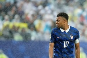 (260622) -- FILADELFIA, 22 junio, 2026 (Xinhua) -- El jugador Kylian Mbappé, de Francia, reacciona durante el partido del Grupo I de la fase de grupos de la Copa Mundial de la FIFA 2026 ante Irak, celebrado en el Estadio Filadelfia, en Filadelfia, Estados Unidos, el 22 de junio de 2026. (Xinhua/Lui Siu Wai) (ah) (vf)