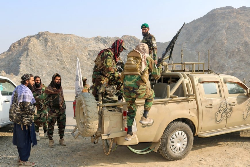 Taliban soldiers carry a rocket launcher in a vehicle, following exchanges of fire between Pakistan and Afghanistan forces, near Torkham border in Afghanistan, February 27, 2026. REUTERS/Stringer     TPX IMAGES OF THE DAY