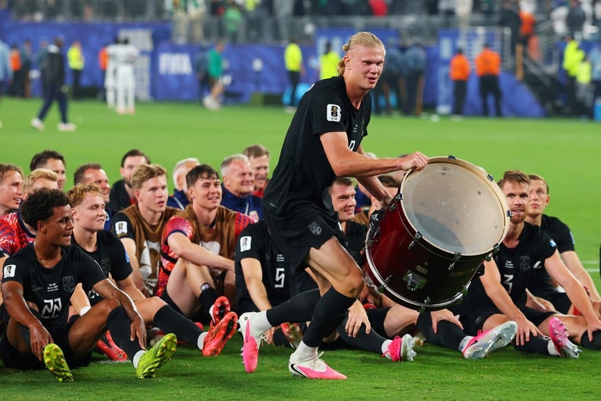 Soccer Football - FIFA World Cup 2026 - Group I - Norway v Senegal - New York/New Jersey Stadium, East Rutherford, New Jersey, U.S. - June 22, 2026
Norway's Erling Haaland and teammates perform the traditional Viking rowing celebration for their fans after the match REUTERS/Mike Segar