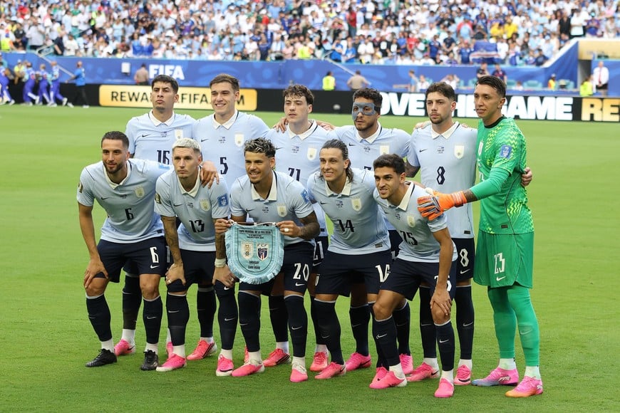 (260621) -- MIAMI, 21 junio, 2026 (Xinhua) -- Jugadores de Uruguay posan para fotografías previo al partido del Grupo H de la fase de grupos de la Copa Mundial de la FIFA 2026 ante Cabo Verde, celebrado en el Estadio Miami, en Miami, Estados Unidos, el 21 de junio de 2026. (Xinhua/Xu Zijian) (rtg) (vf)