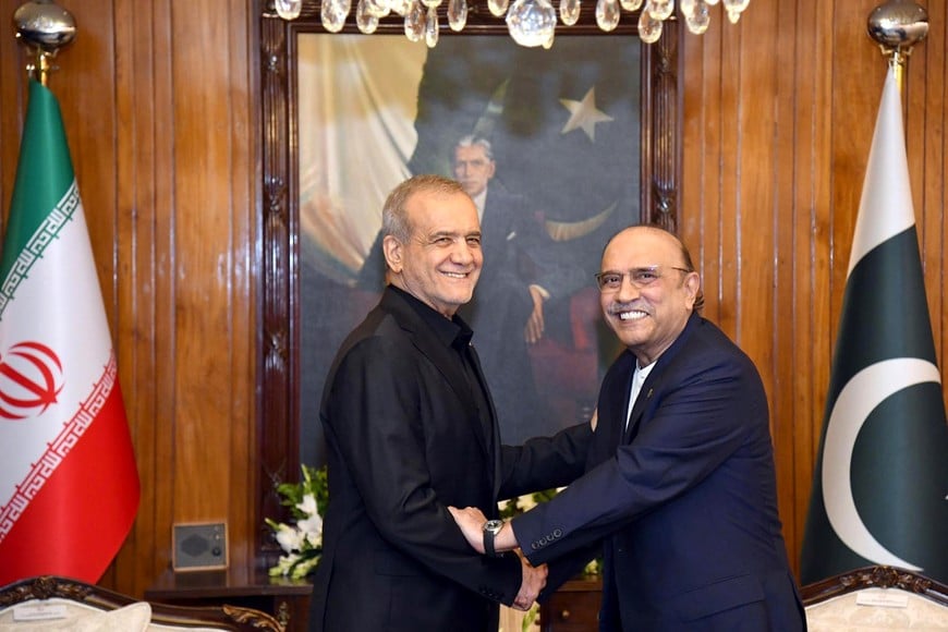 (260623) -- ISLAMABAD, 23 junio, 2026 (Xinhua) -- El presidente paquistaní, Asif Ali Zardari (d), se reúne con el visitante presidente iraní, Masoud Pezeshkian, en Islamabad, Pakistán, el 23 de junio de 2026. Zardari y Pezeshkian reafirmaron el martes su compromiso de fortalecer las relaciones bilaterales y promover la paz y la estabilidad en la región, dijo la Presidencia de Pakistán en una declaración. (Xinhua/PID) (ra) (ce)