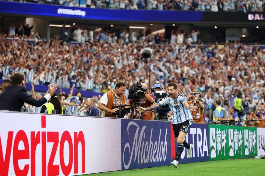 Ahí viene Messi. Gol y festejo con la gente que estaba detrás de los carteles.