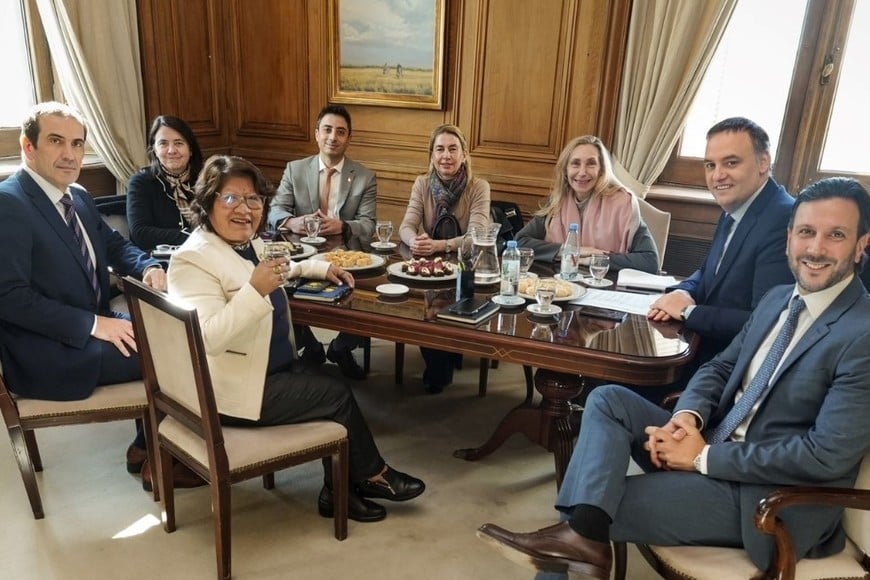 Karina Milei y Manuel Adorni este martes junto a senadores de LLA.