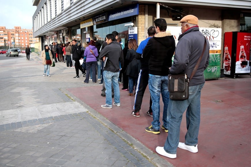desocupacion desocupados busqueda de trabajo

People queue outside a government-run job centre in Madrid, Spain, April 27, 2016. REUTERS/Andrea Comas españa madrid  españa colas en agencia de empleo del gobierno crisis economica desempleo desempleados