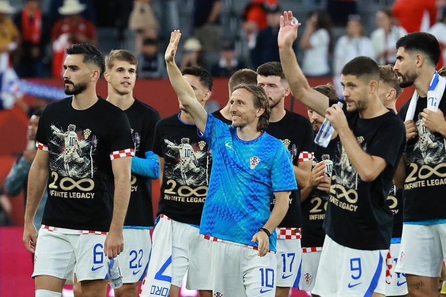 (260623) -- TORONTO, 23 junio, 2026 (Xinhua) -- El jugador Luka Modric (c-frente), de Croacia, saluda mientras sus compañeros visten camisetas que celebran el partido número 200 de Modric con Croacia al término del partido del Grupo L de la fase de grupos de la Copa Mundial de la FIFA 2026 ante Panamá, celebrado en el Estadio Toronto, en Toronto, Canadá, el 23 de junio de 2026. (Xinhua/Yang Shu) (ah) (vf)