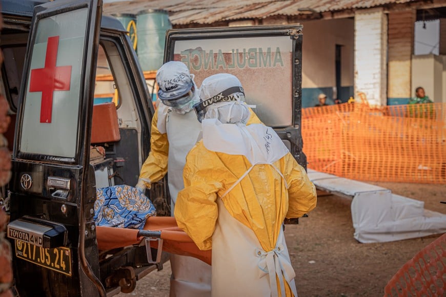 (260624) -- KINSHASA, 24 junio, 2026 (Xinhua) -- Imagen del 20 de junio de 2026 de trabajadores médicos acompañando a una paciente con ébola a un centro de tratamiento del ébola, en Mongbwalu, en la provincia de Ituri, República Democrática del Congo (RDC). La RDC ha identificado 1.094 casos confirmados de ébola, incluidas 277 muertes, durante el actual brote declarado el pasado 15 de mayo. Mientras tanto, la Organización Mundial de la Salud ha reportado el mayor número de casos registrado nunca en un primer mes de brote. (Xinhua) (jg) (ra) (ce)