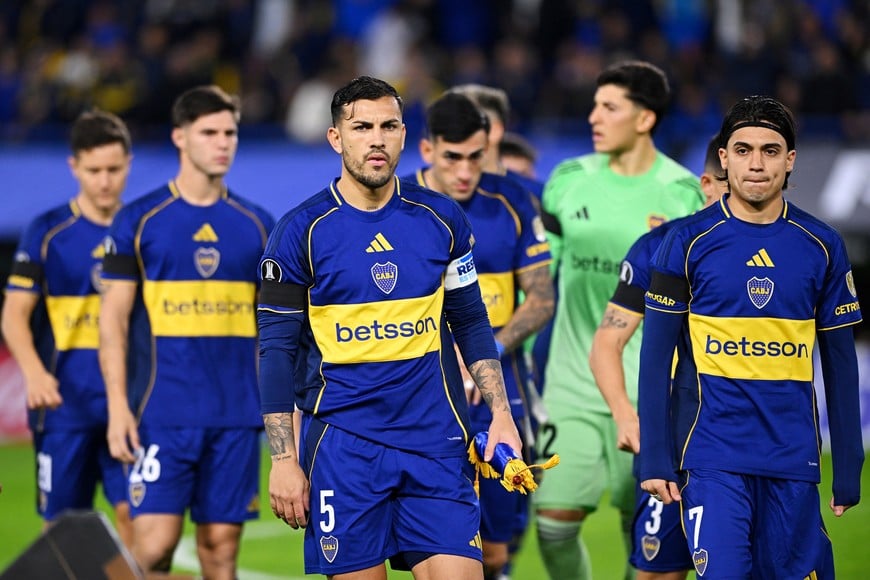 Soccer Football - Copa Libertadores - Group D - Boca Juniors v Universidad Catolica - Estadio La Bombonera, Buenos Aires, Argentina - May 28, 2026
Boca Juniors' Leandro Paredes with teammates before the match REUTERS/Rodrigo Valle